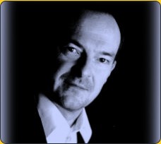 Gerhard Schmitt, Inhaber der Klangbank Musikwerkstatt